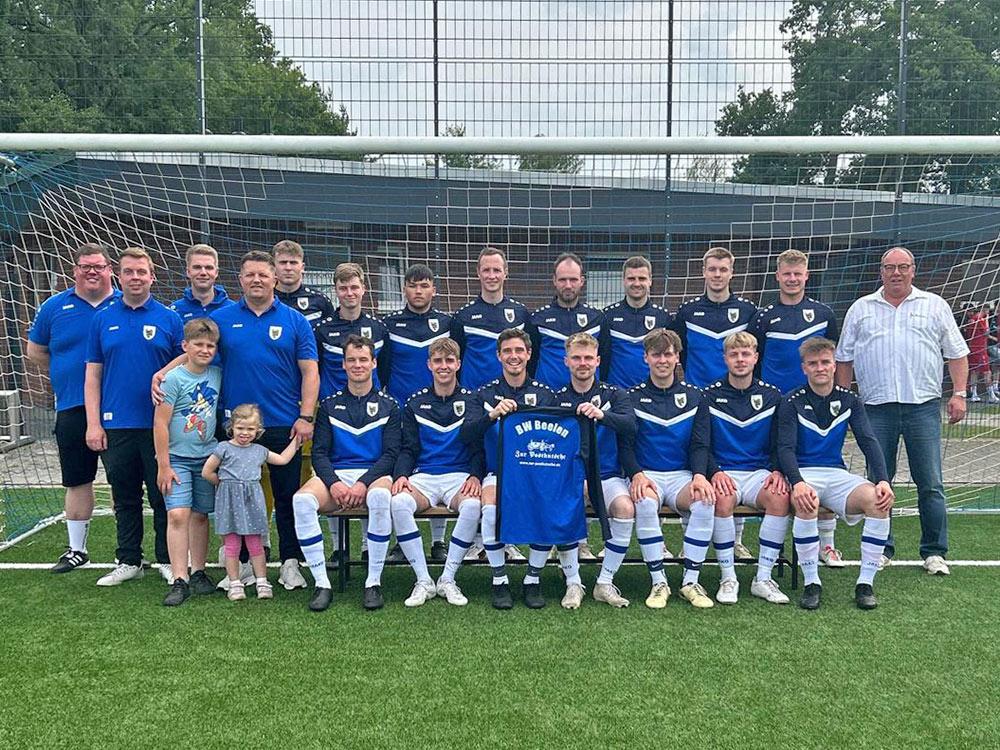 Gruppenbild Fußballmannschaft SV Blau-Weiss Beelen zusammen mit Rolf Bonkamp Gruppenbild Fußballmannschaft SV Blau-Weiss Beelen zusammen mit Rolf Bonkamp